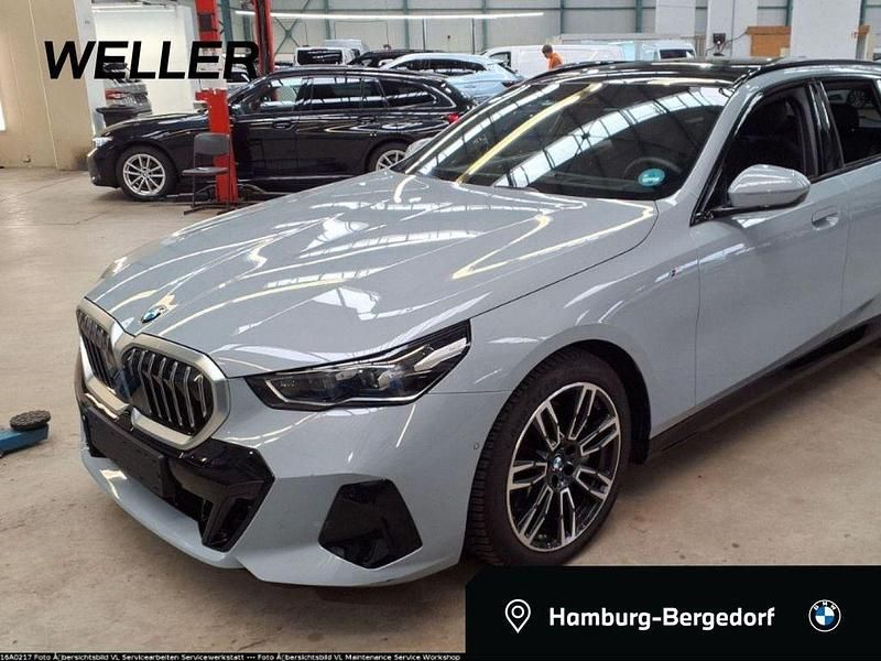Brooklyn grau (grau) Gebraucht 2024 BMW 540 M Sport Kombi | 65.750 € - Bild 1/4