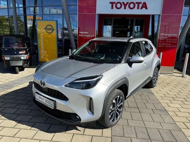 Silber met. Gebraucht 2024 Toyota Yaris Hybrid Team SUV | 27.990 € (Guter Preis) - Bild 1/4