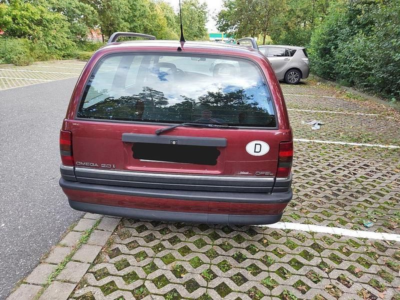 Second-hand Opel Omega 116 CP (85 kW) 1993 Roșu Break