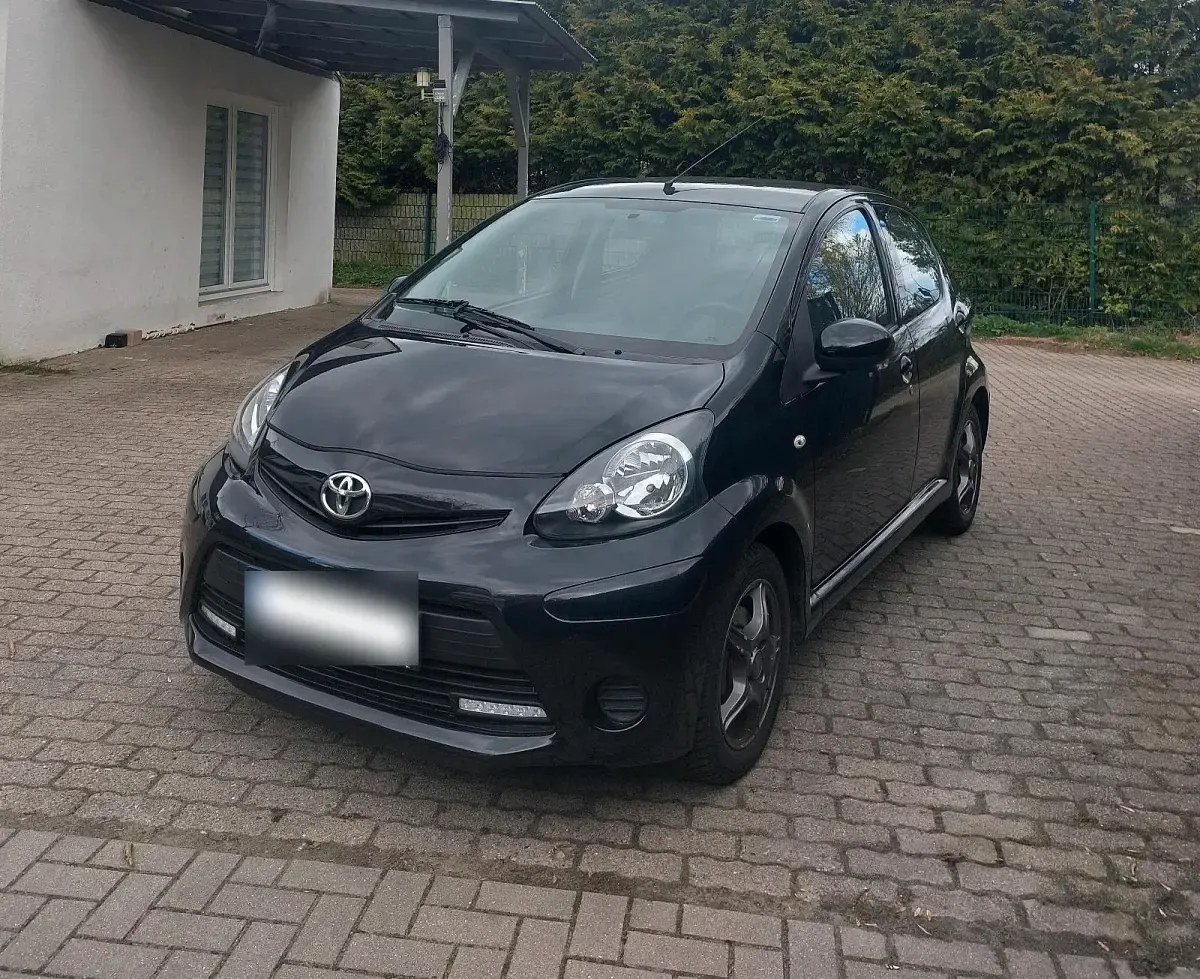Gebraucht Toyota Aygo 68 PS (50 kW) 2013 Schwarz Kleinwagen