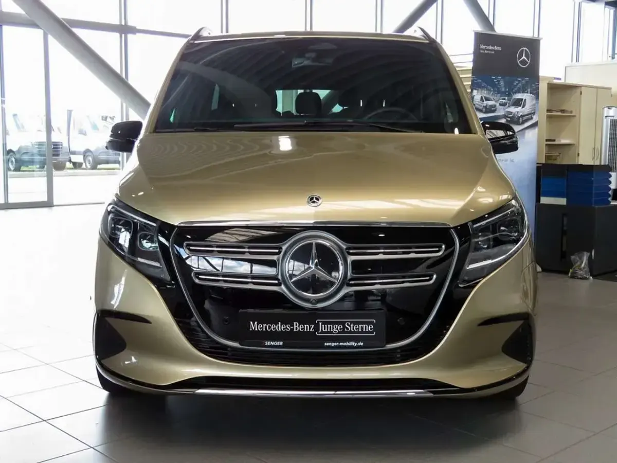 Gebraucht Mercedes EQV300 Avantgarde 150 kW (204 PS) 2025 Gold Van / Kleinbus