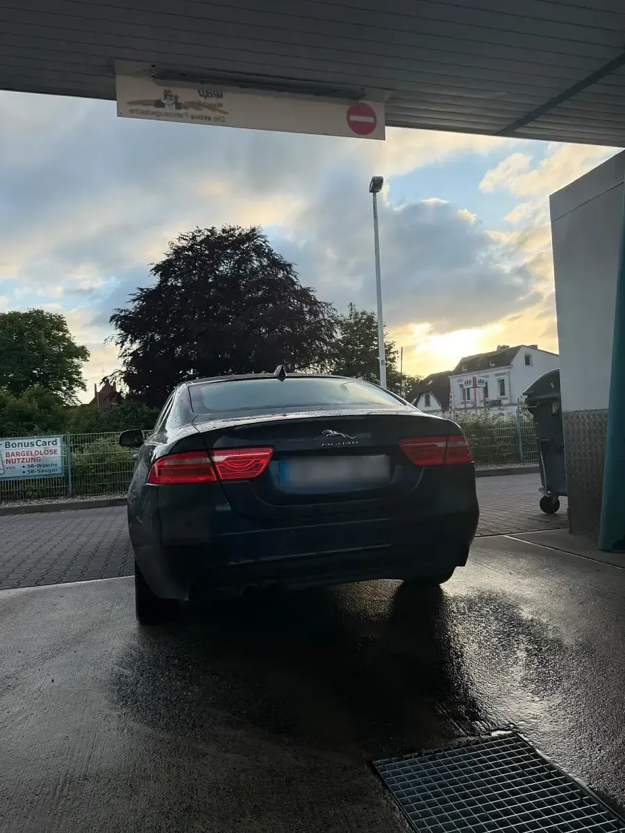 Gebraucht Jaguar XE 180 PS (132 kW) 2016 Blau Limousine