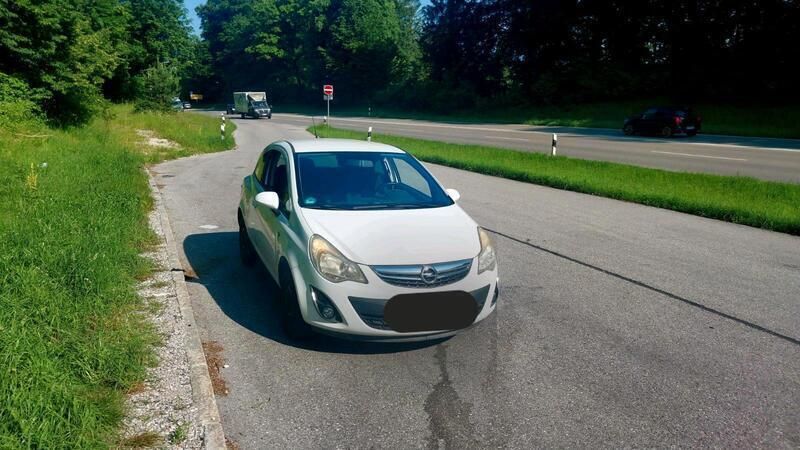 Weiß Gebraucht 2012 Opel Corsa Limousine | 3.700 € (Fairer Preis) - Bild 1/4