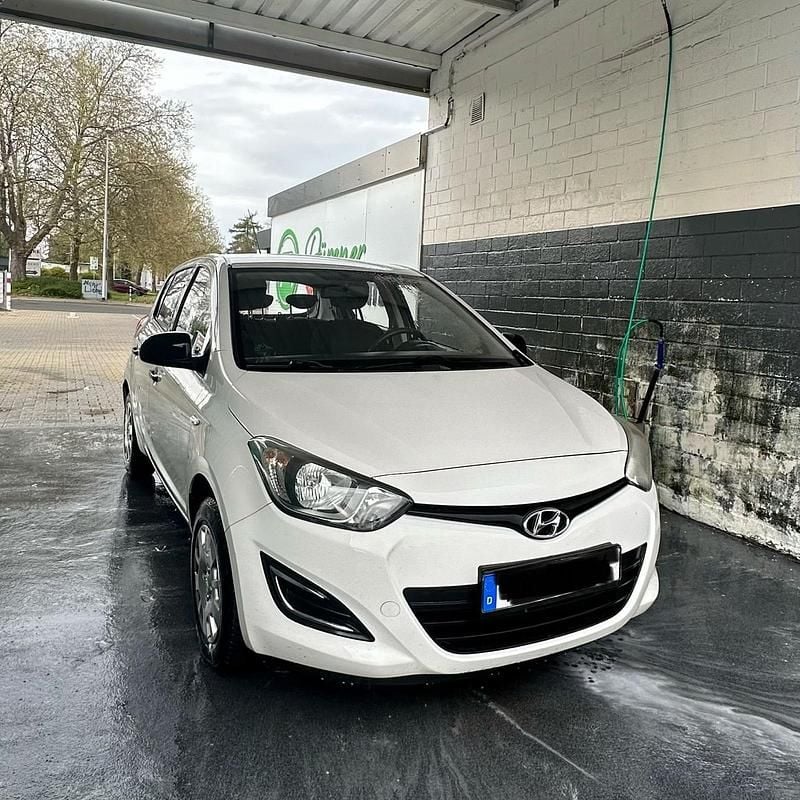 Gebraucht Hyundai i20 85 PS (62 kW) 2013 Weiß Kleinwagen