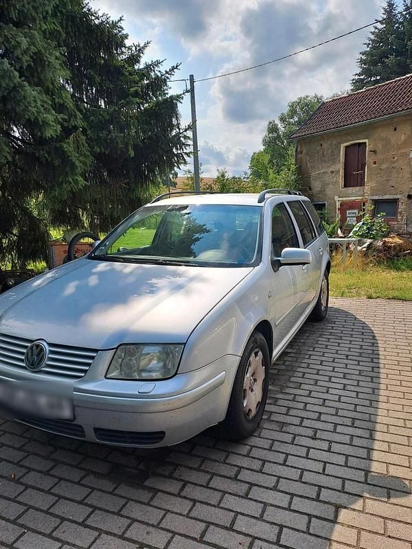 Grau Gebraucht 2003 VW Bora Limousine | 1.600 € (Guter Preis) - Bild 1/4