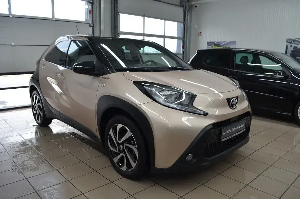 Neu Toyota Aygo X 72 PS (52 kW) 2025 Beige SUV