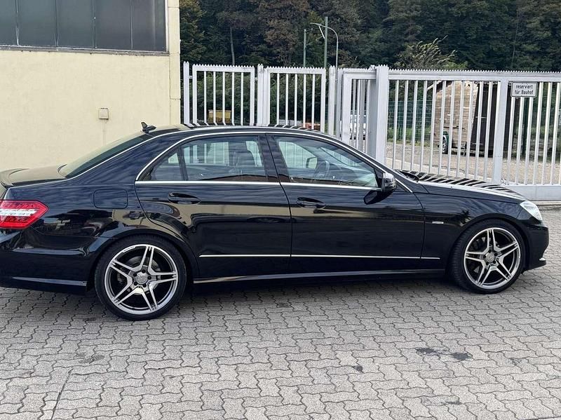 Schwarz Gebraucht 2011 Mercedes E250 Limousine | 12.500 € (Superpreis) - Bild 1/4