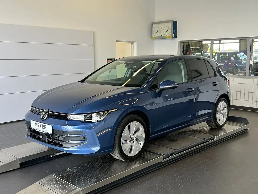 Neu VW Golf VIII Life 116 PS (85 kW) 2026 Anemone blue metallic Limousine