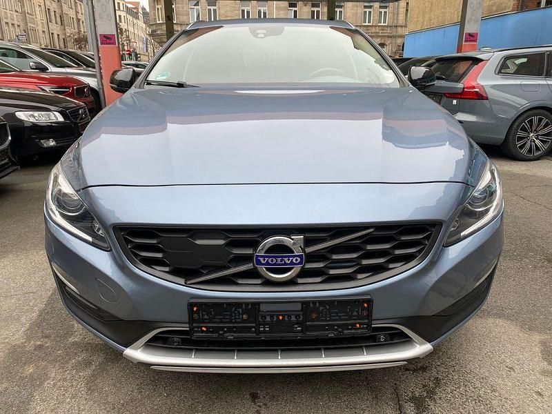 Gebraucht Volvo V60 CC Summum 190 PS (139 kW) 2017 Blau Kombi