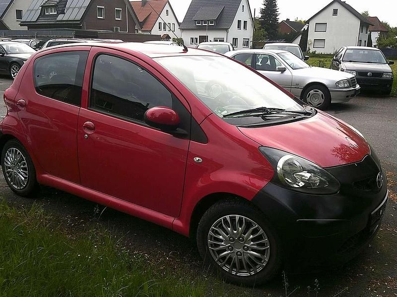 Rot Gebraucht 2006 Toyota Aygo Cool Kleinwagen | 1.890 € (Fairer Preis) - Bild 1/4