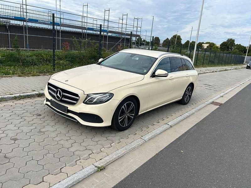 Beige Gebraucht 2021 Mercedes E220 Avantgarde Limousine | 8.999 € (Guter Preis) - Bild 1/4