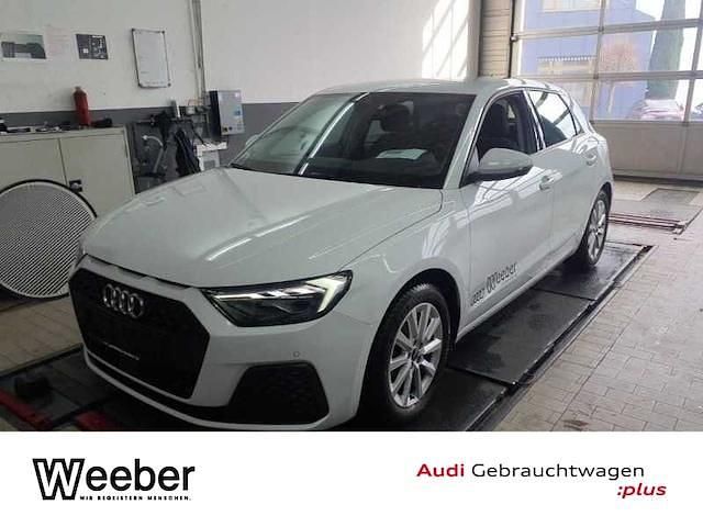 Gletscherweiß metallic Gebraucht 2024 Audi A1 Sportback Basis Kleinwagen | 21.880 € (Superpreis) - Bild 1/4