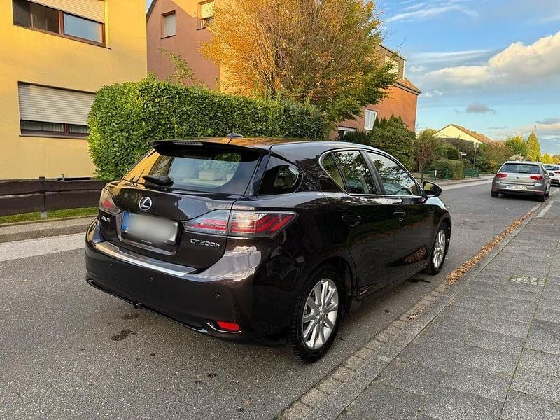 Braun Gebraucht 2011 Lexus CT200h Executive Line Limousine | 10.000 € (Fairer Preis) - Bild 1/4