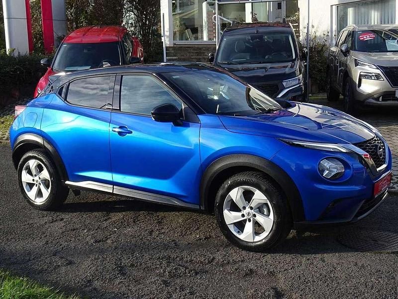 Blau (metallic) Gebraucht 2022 Nissan Juke N-Connecta SUV | 20.790 € (Teuer) - Bild 1/4