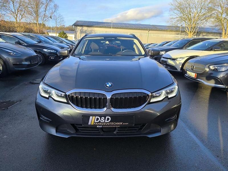 Grau Gebraucht 2021 BMW 320 Limousine | 21.999 € (Guter Preis) - Bild 1/4