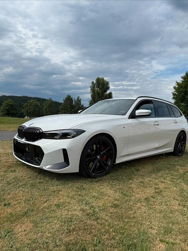 Weiß Gebraucht 2022 BMW 330 Sport Line Kombi | 45.600 € - Bild 1/4