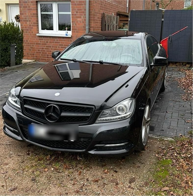 Schwarz Gebraucht 2011 Mercedes C180 Coupé | 8.599 € - Bild 1/4