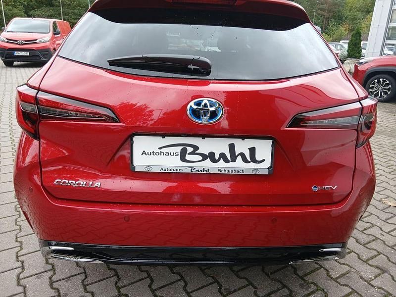 Neu Toyota Corolla 196 PS (144 kW) 2025 Karminarot metallic Kombi