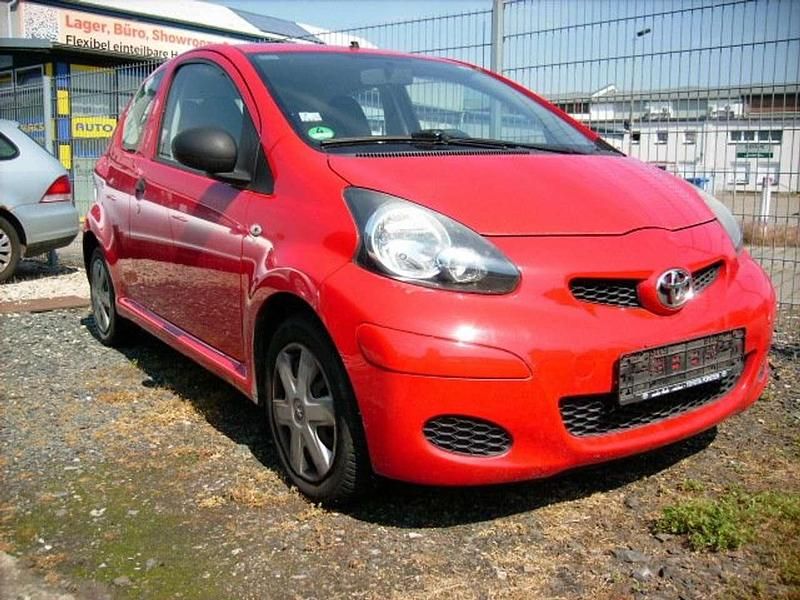 Rot Gebraucht 2009 Toyota Aygo Kleinwagen | 1.795 € (Fairer Preis) - Bild 1/4