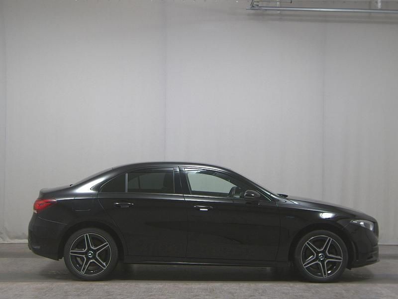 Schwarz Gebraucht 2020 Mercedes A250 AMG line Limousine | 22.980 € (Guter Preis) - Bild 1/4