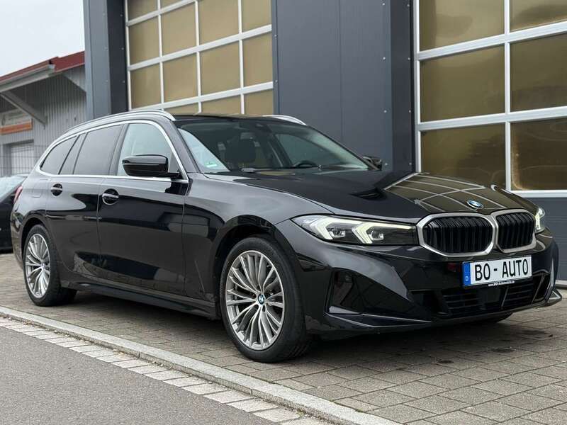 Black sapphire metallic Gebraucht 2023 BMW 320 Sport Line Kombi | 34.890 € (Fairer Preis) - Bild 1/4