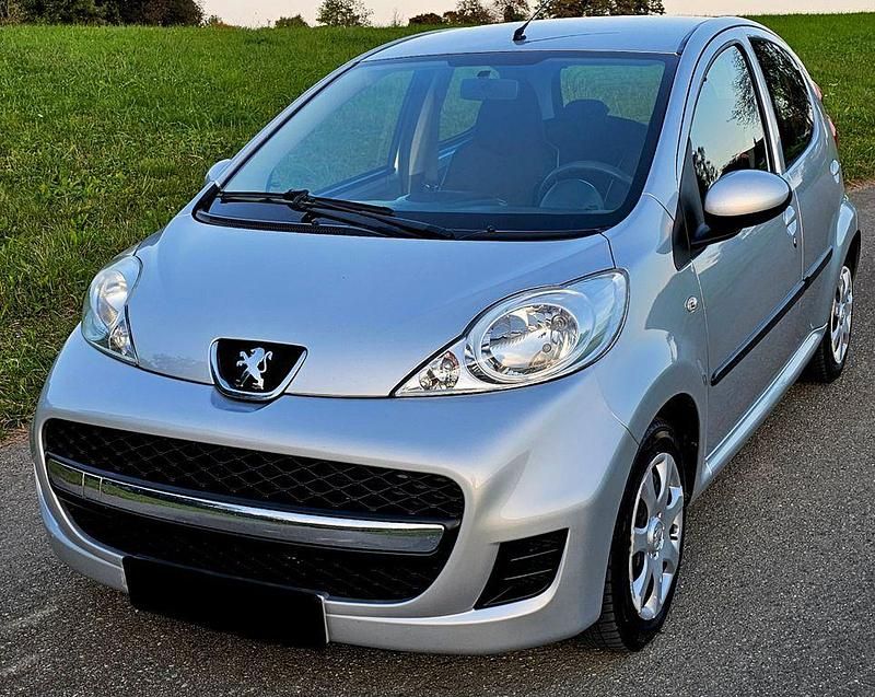 Grau Gebraucht 2011 Peugeot 107 Filou Kleinwagen | 2.490 € (Fairer Preis) - Bild 1/4