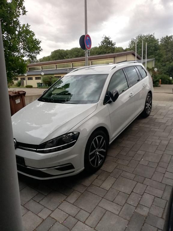 Weiß Gebraucht 2019 VW Golf VII IQ Drive Kombi | 16.500 € (Etwas zu teuer) - Bild 1/4