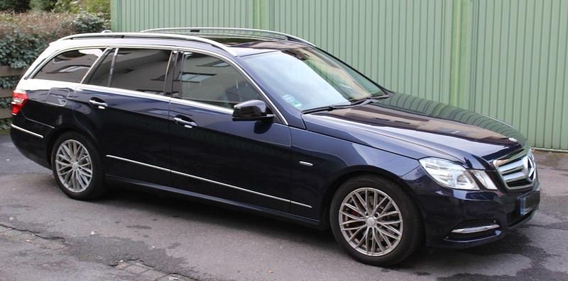 Gebraucht Mercedes E200 Avantgarde 184 PS (135 kW) 2012 Blau Kombi