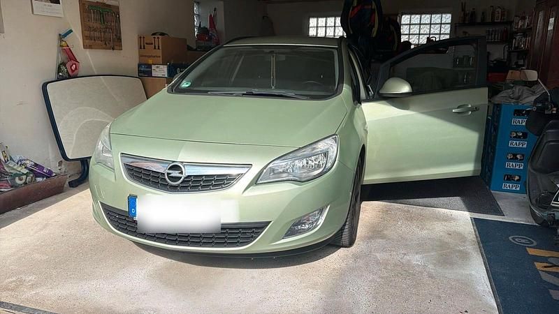 Gebraucht Opel Astra 110 PS (80 kW) 2011 Grün Kombi