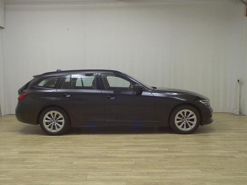 Schwarz Gebraucht 2021 BMW 318 Sport Line Kombi | 15.780 € (Superpreis) - Bild 1/4