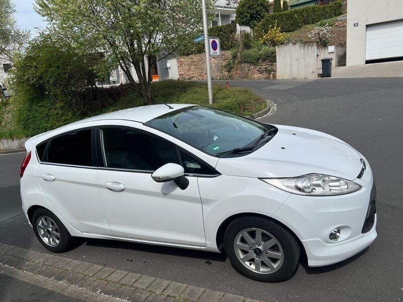 Weiß Gebraucht 2011 Ford Fiesta Trend Kleinwagen | 3.999 € (Fairer Preis) - Bild 1/4