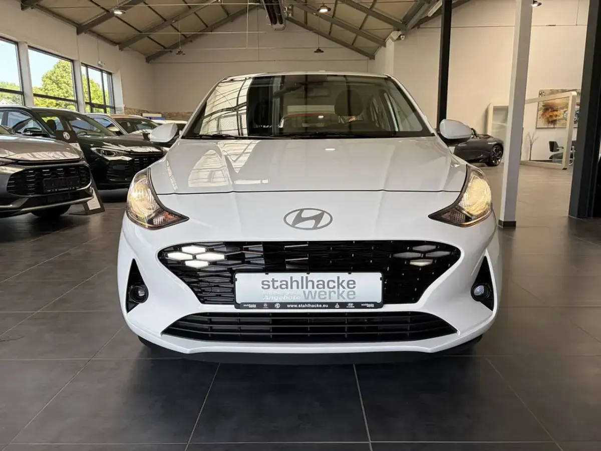 Gebraucht Hyundai i10 Select 63 PS (46 kW) 2024 Atlas white Kleinwagen