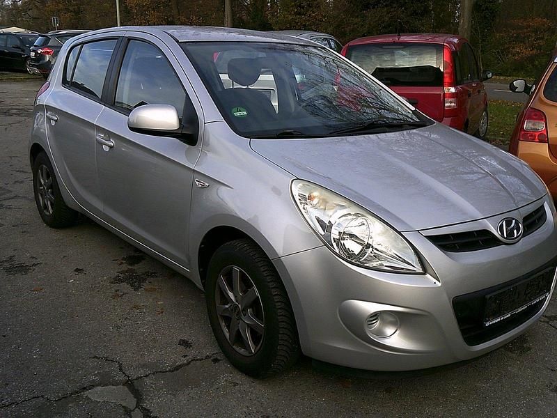 Grau Gebraucht 2011 Hyundai i20 Edition Kleinwagen | 4.490 € (Fairer Preis) - Bild 1/4