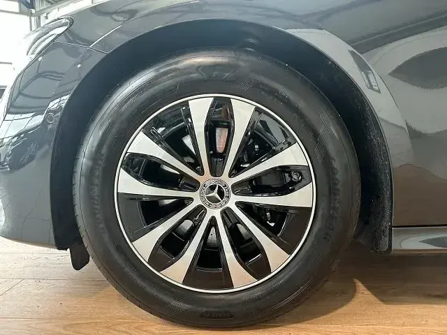Gebraucht Mercedes E220 Avantgarde 197 PS (144 kW) 2025 Grau Limousine