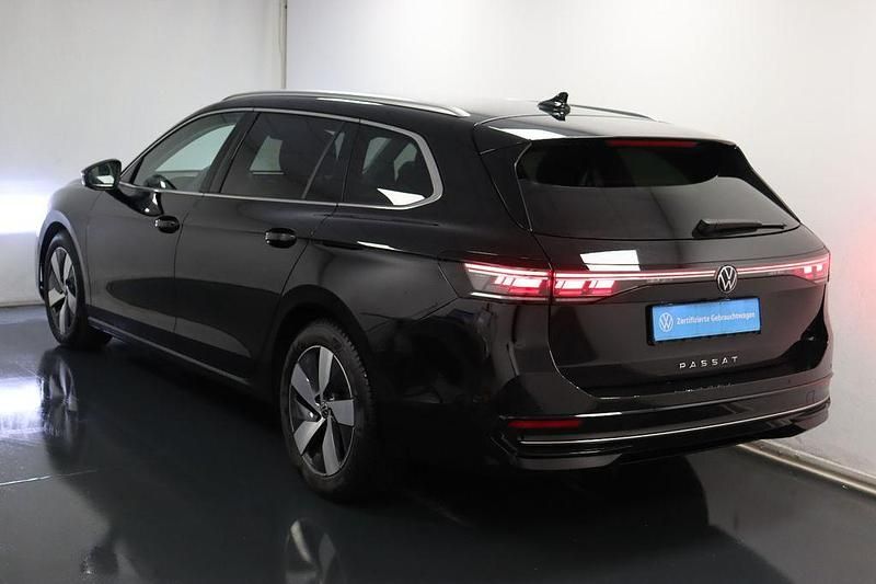 Gebraucht VW Passat Elegance 150 PS (110 kW) 2025 Grenadillschwarz Kombi