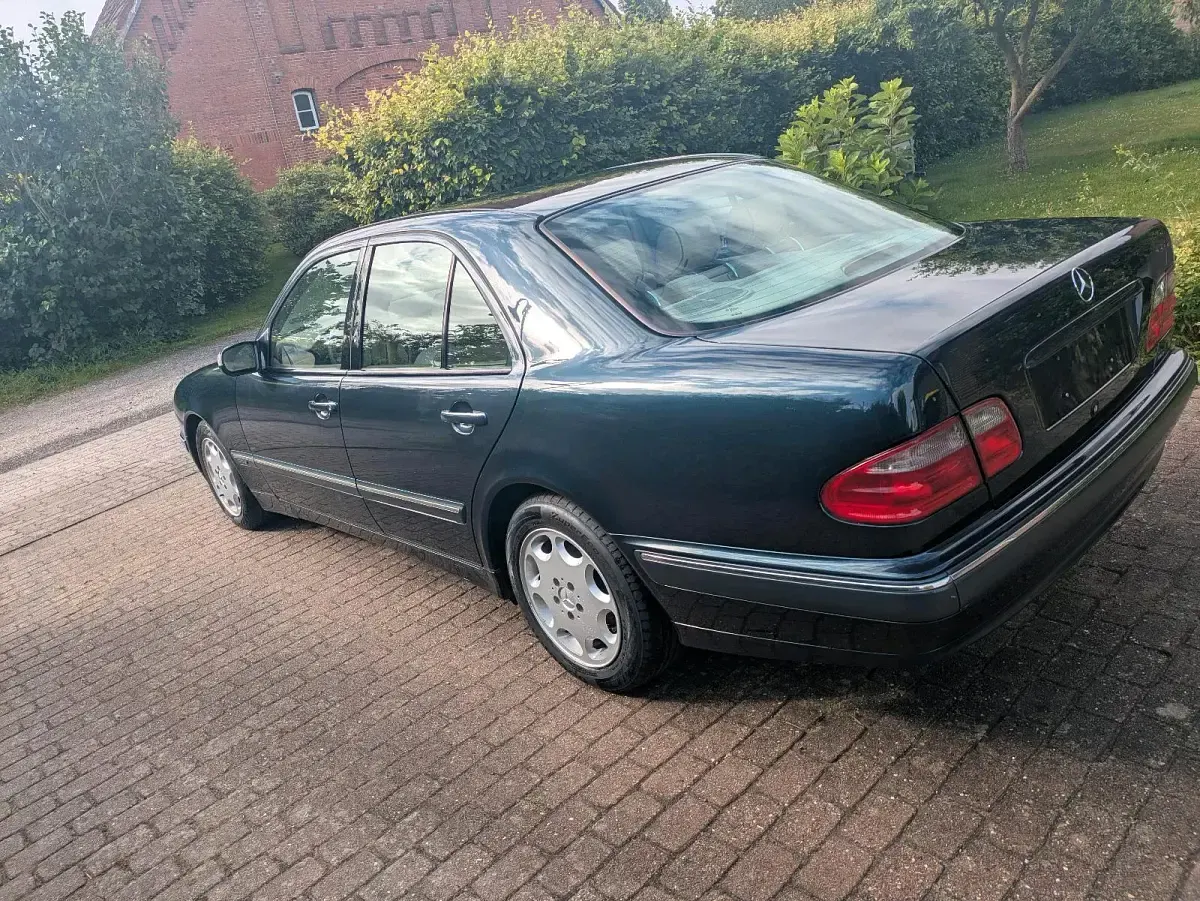 Gebraucht Mercedes E200 136 PS (100 kW) 1999 Blau Limousine