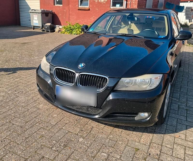 Schwarz Gebraucht 2010 BMW 318 Kombi | 3.850 € - Bild 1/4