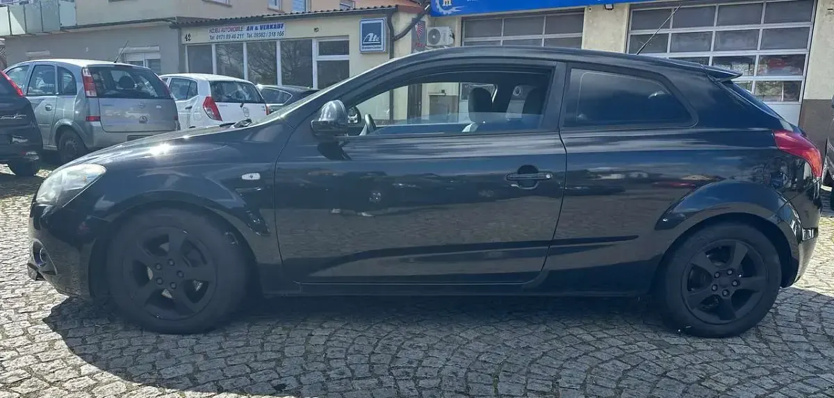 Używany Kia Ceed LX 109 KM (80 kW) 2009 Czarny Hatchback