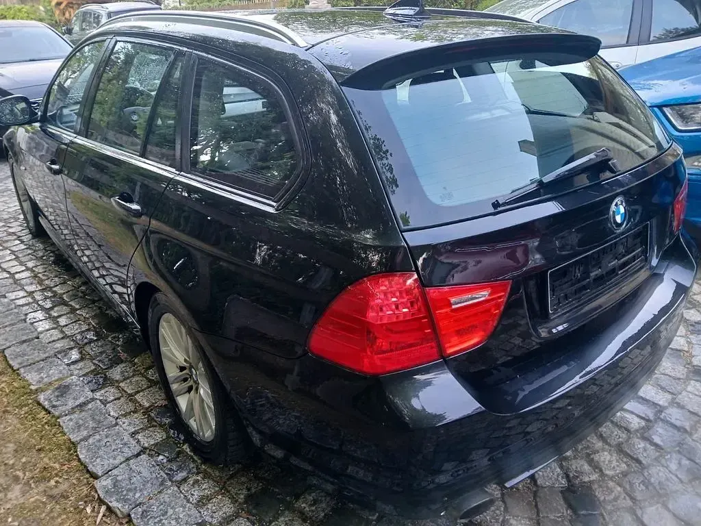 Gebraucht BMW 318 143 PS (105 kW) 2011 Schwarz Kombi