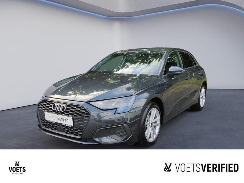 Manhattangrau metallic Gebraucht 2022 Audi A3 Sportback e-tron Sport Limousine | 24.850 € (Fairer Preis) - Bild 1/4