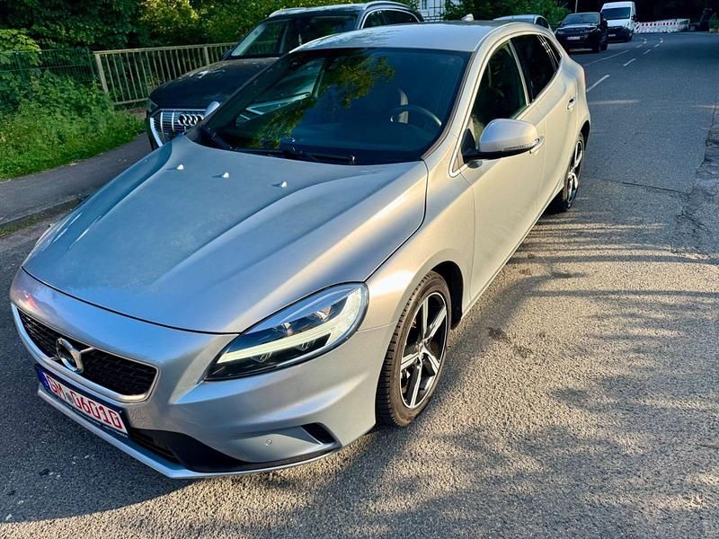 Gebraucht Volvo V40 122 PS (89 kW) 2019 Silber Limousine