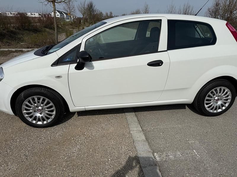 Gebraucht Fiat Punto 69 PS (50 kW) 2011 Weiß Kleinwagen