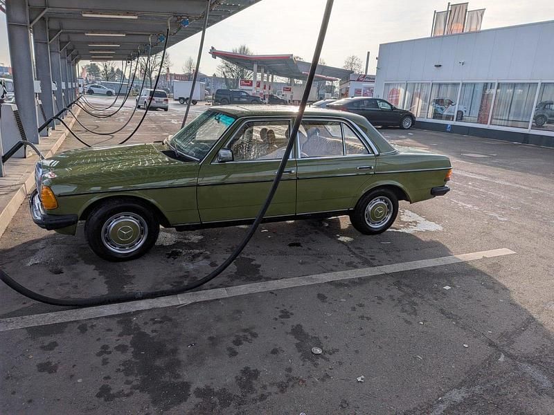 Gebraucht Mercedes 240 74 PS (54 kW) 1979 Grün Limousine