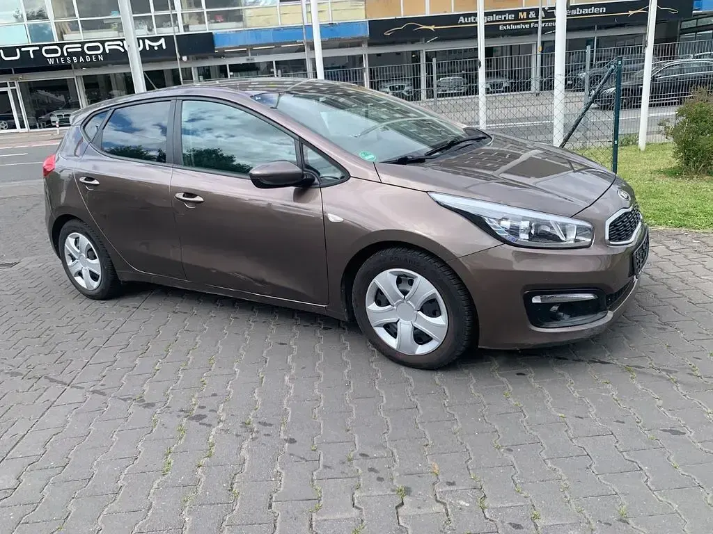 Gebraucht Kia Ceed Edition 7 99 PS (72 kW) 2017 Beige Kleinwagen