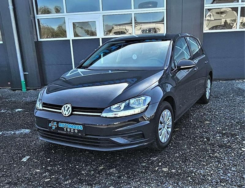 Uranograu (metallic) Gebraucht 2018 VW Golf VII Trendline Limousine | 14.200 € (Guter Preis) - Bild 1/3