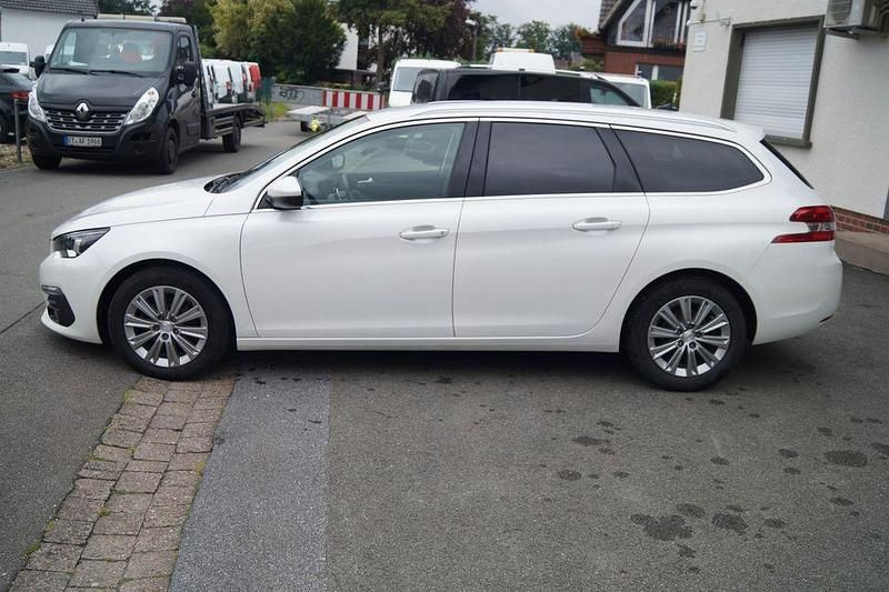 Gebraucht Peugeot 308 SW 131 PS (96 kW) 2021 Weiß Limousine