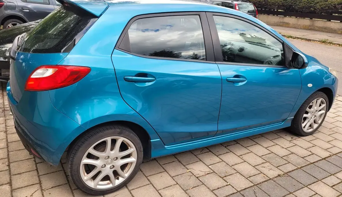 Gebraucht Mazda 2 Inclusive 102 PS (75 kW) 2011 Blau Kleinwagen