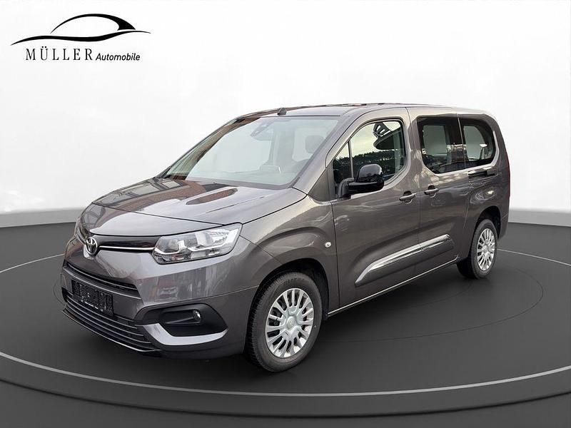 Grau Gebraucht 2022 Toyota Proace Verso City Kombi | 24.990 € (Fairer Preis) - Bild 1/4
