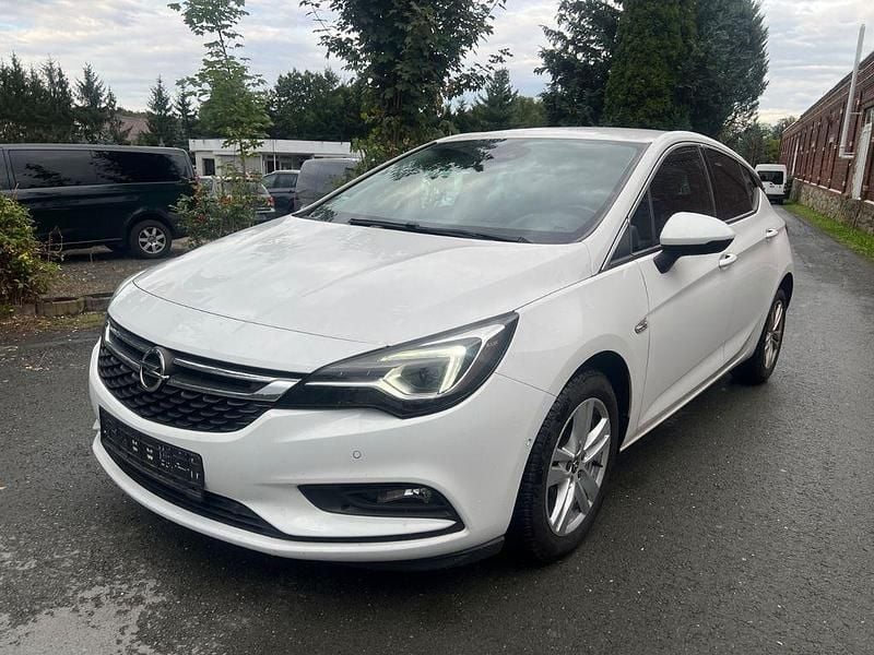 Weiß Gebraucht 2017 Opel Astra Innovation Limousine | 7.600 € (Fairer Preis) - Bild 1/4