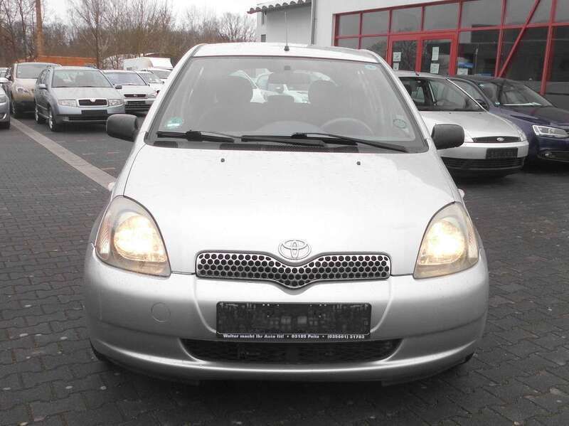 Silber Gebraucht 2001 Toyota Yaris Sol Limousine | 1.700 € (Fairer Preis) - Bild 1/4